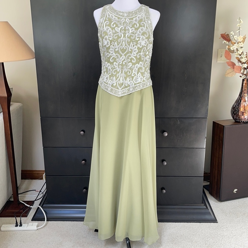 JKara beaded bodice Sleeveless chiffon gown.